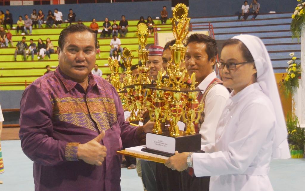 Bupati Serahkan Piala Kepada Pemenang Mobil Hias Pawai Natal 2019